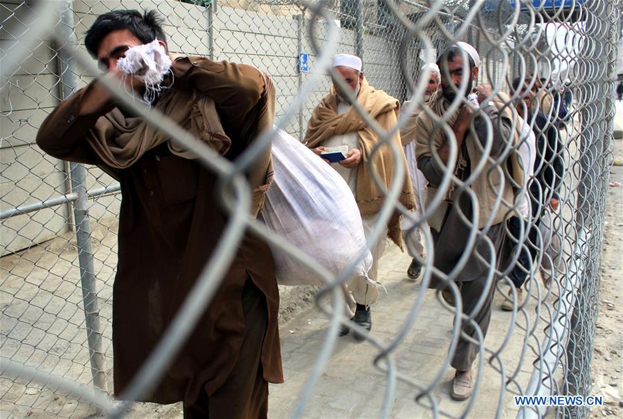 People cross Pakistan-Afghanistan border in northwest Pakistan's Torkham, on March 20, 2017. Pakistani Prime Minister Nawaz Sharif on Monday issued directives to immediately re-open the country's border with Afghanistan after it was closed over a month ago. (Xinhua/Muhammad Hadi) 