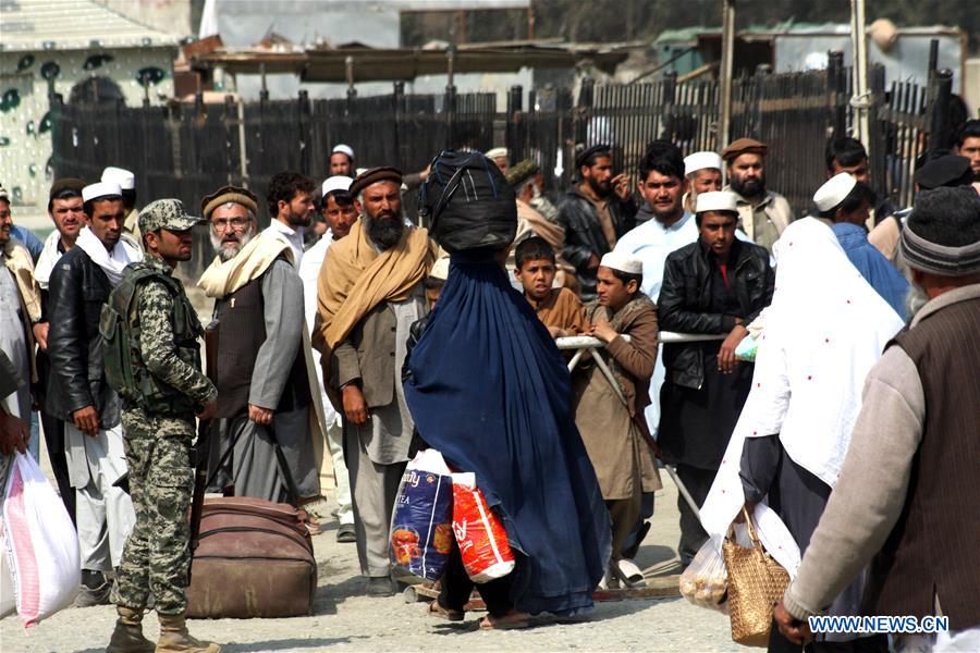 People arrive to cross Pakistan-Afghanistan border in northwest Pakistan's Torkham, on March 20, 2017. Pakistani Prime Minister Nawaz Sharif on Monday issued directives to immediately re-open the country's border with Afghanistan after it was closed over a month ago. (Xinhua/Muhammad Hadi) 
