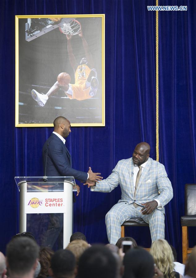 Los Angeles Lakers former player Kobe Bryant (L) shakes hands with Los Angeles Lakers former center Shaquille O'Neal during the ceremony to unveil O'Neal's statue at Staples Center in Los Angeles, the United States, March 24, 2017. 