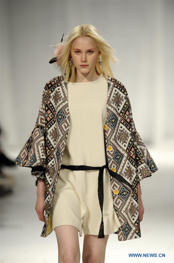 A model presents a creation of designer Anabela Baldaque during the 40th Portugal Fashion Week in Porto, Portugal, on March 24, 2017. (Xinhua/Paulo Duarte) 