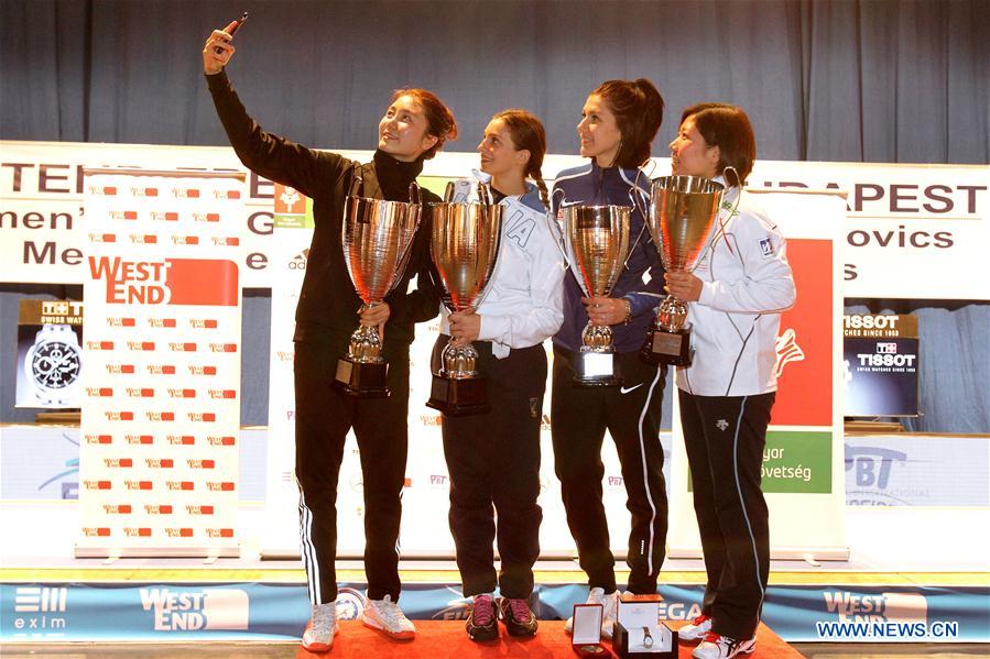 Gold medalist Rosella Fiamingo (2nd L) of Italy, silver medalist Choi Injeong (1st L) of South Korea, bronze medalists Julia Beljajeva (2nd R) of Estonia and Ayaka Shimoikawa (1st R) of Japan take a selfie during the awarding ceremony of the Women's Epee Grand Prix in Budapest, Hungary, March 26, 2017. (Xinhua/Csaba Domotor) 