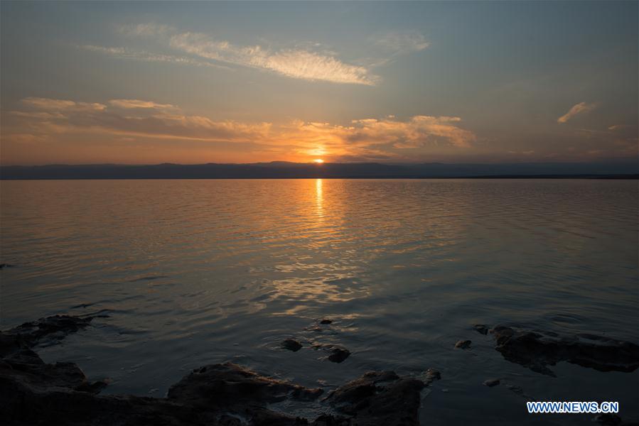  Photo taken on March 28, 2017 shows the sunset scenery of Dead Sea near Sweimeh Village, Jordan. (Xinhua/Meng Tao) 