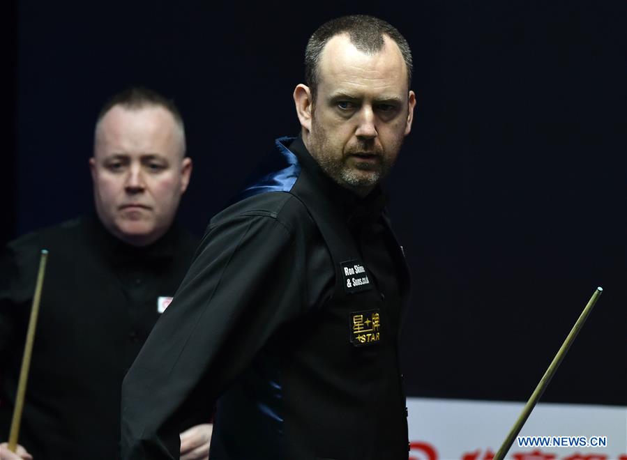 Mark Williams (R) of Wales competes during the 3rd round match against John Higgins of Scotland at the 2017 World Snooker China Open Tournament in Beijing, capital of China, March 30, 2017. Mark Williams won 5-4.
