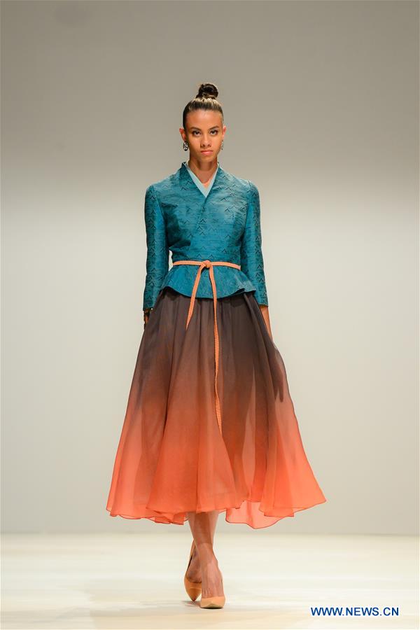 A model presents a creation by designer Chu Yan during South African Fashion Week Spring Summer 2017 at Hyde Park Corner in Johannesburg, South Africa, on March 30, 2017. The South African Fashion Week Spring Summer 2017 kicked off here Tuesday. Creations by more than 60 South African and international fashion designers or brands are scheduled to be presented in the five-day event. (Xinhua/Zhai Jianlan) 