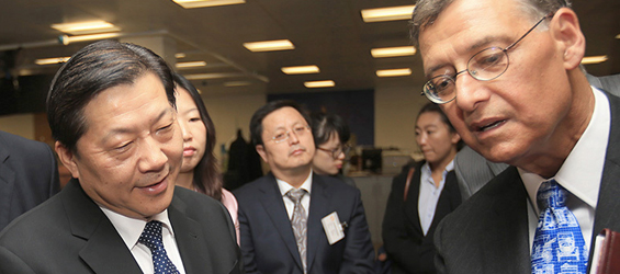 Lu Wei visits Reuters