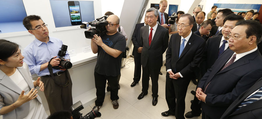 UN Secretary-General Ban Ki-moon visits Xinhua News Agency