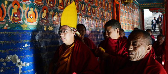 Panchen Lama attends religious ceremony to pray for victims in quake-hit Yunnan