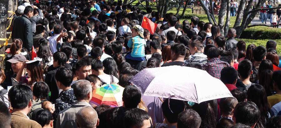 Scenic spots in Beijing packed with tourists on Oct. 2