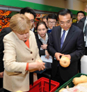 Li and Merkel visit supermarket in Berlin