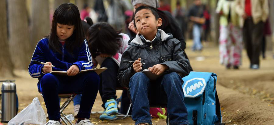 People enjoy amazing autumn scenery in Beijing