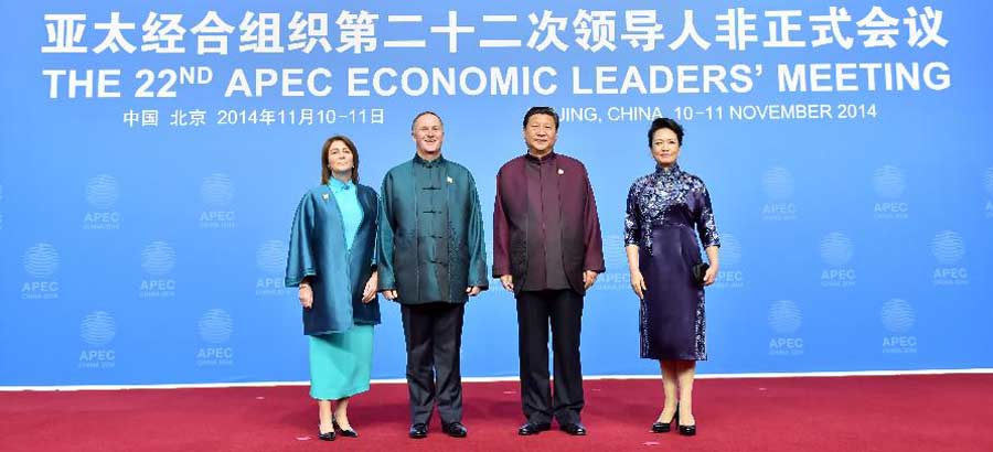 China welcomes "friends and neighbors" from APEC with fashion, banquet and firework