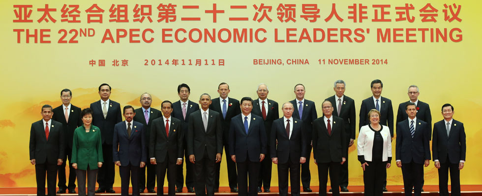Chinese president poses for group photo with participants of APEC in Beijing