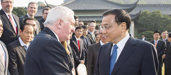 Premier Li Keqiang meets with representatives attending WIC