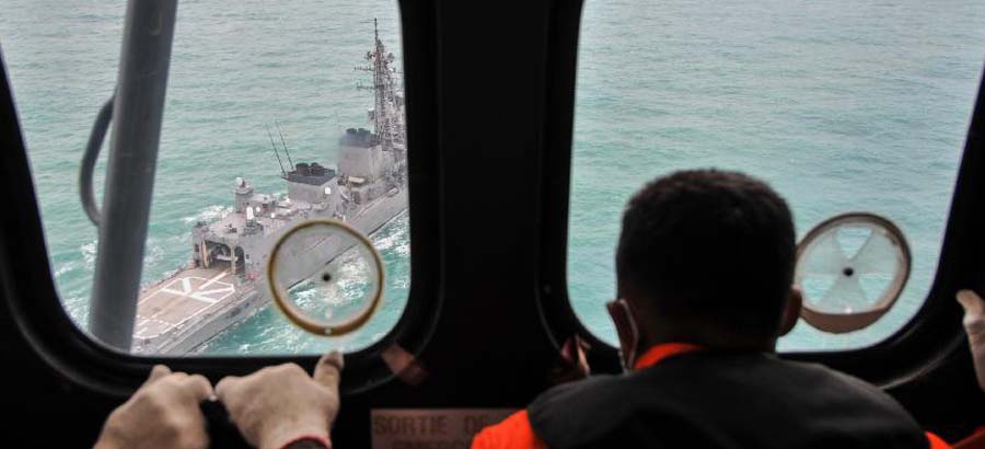 Search area shifts eastward for crashed AirAsia QZ8501