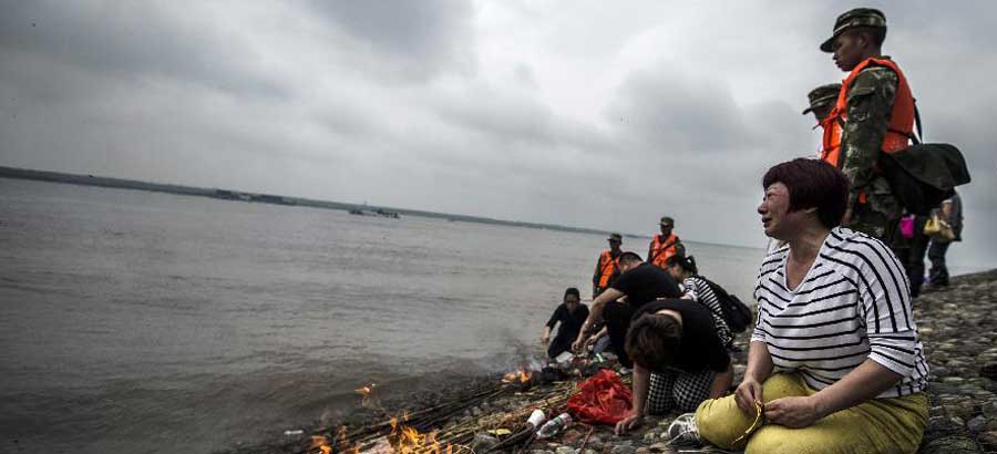 People mourn victims of Eastern Star disaster