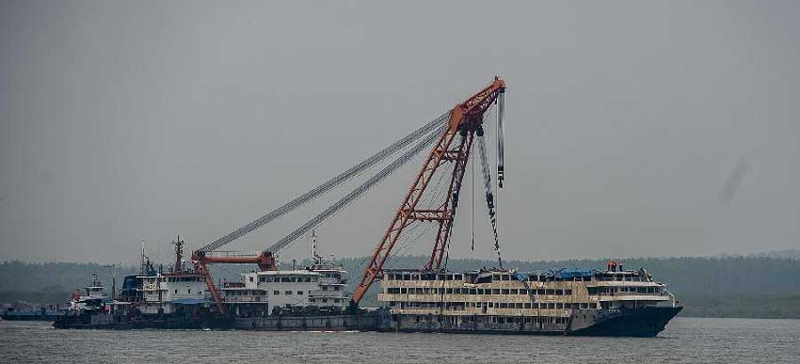 Capsized cruise Eastern Star moved upstream