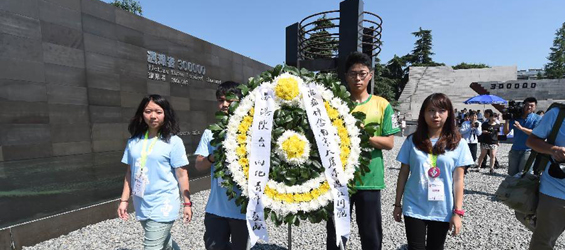 Young Chinese visit Nanjing Massacre memorial