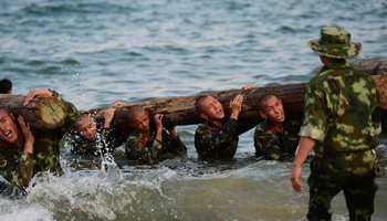 Frontier soldiers take part in exercise agaisnt heat wave in S China