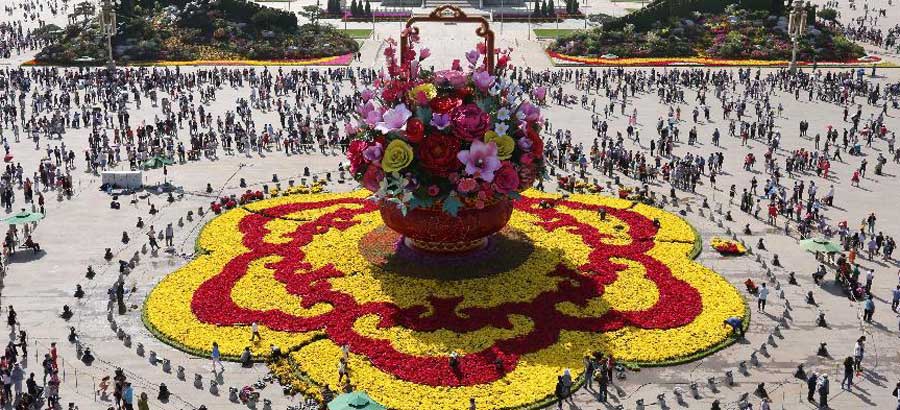 Flower basket at Tian'anmen Square greets National Day