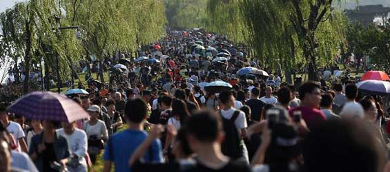 West Lake swarming with tourists during National Day holiday