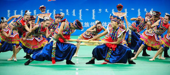 Artists show culture of ethnic minorities of China during games