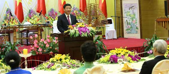 Xi Jinping, Peng Liyuan attend welcome banquet in Vietnam