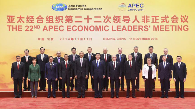 Chinese president poses for group photo with participants of APEC in Beijing