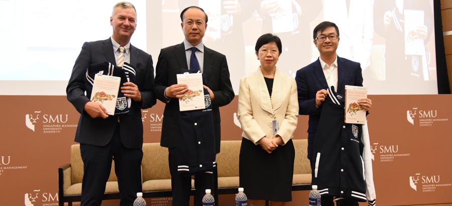 Group photo of honorable speakers in 2015 SMU China Forum
