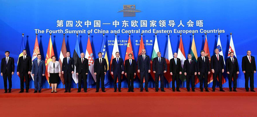 Chinese premier, CEE leaders pose for group photo before 4th China-CEE Summit
