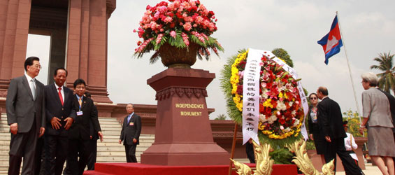 Hu attends wreath-laying ceremony at Independence Monument