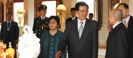 Chinese president and wife exchange gifts with Cambodian king