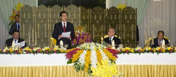Hu attends welcome banquet hosted by Cambodian King