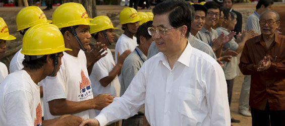 Hu inspects restoration work for Takeo in Angkor complex