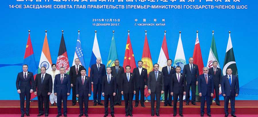 Li poses for group photo with participants of 14th SCO PMs' meeting