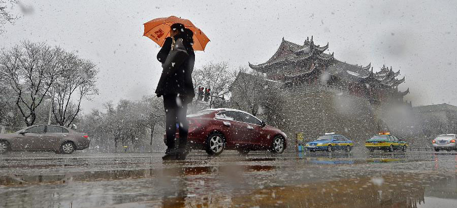 Snowfall hits Yinchuan, causing inconvenience for residents