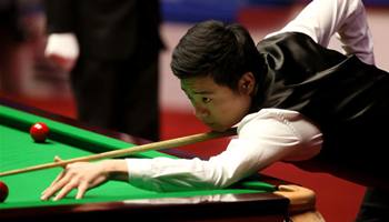 China's Ding closer to snooker worlds final