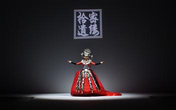 Chinese folk costumes show opens in Beijing