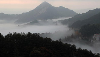 Scenery of Dabie Mountain shrouded by clouds