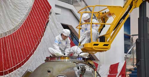 Shenzhou-11 experiment samples removed from re-entry module