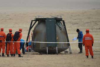 Shenzhou-11 experiment samples removed from re-entry module