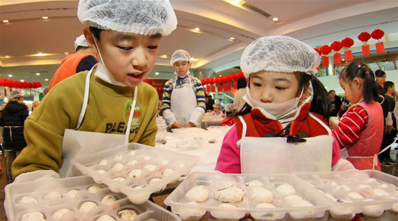 Children learn to make Yuanxiao in E China to mark Lantern Festival