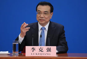 Premier Li meets press