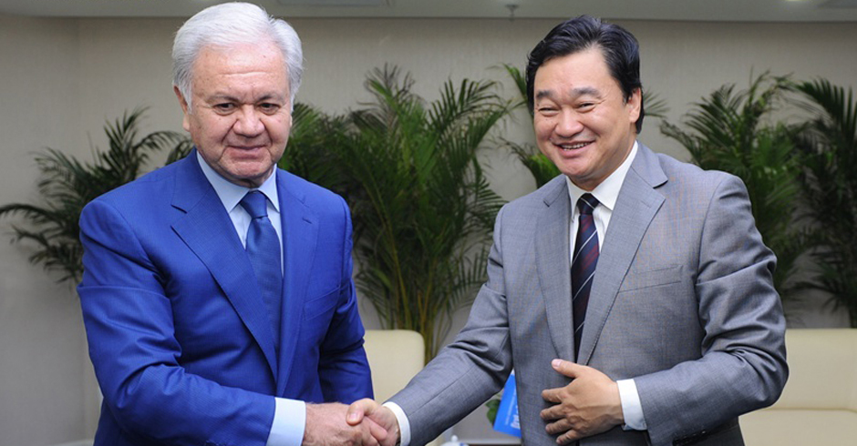 Alimov shakes hands with President of Xinhuanet Tian Shubin