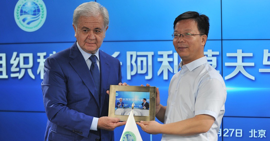 Alimov receives a photo from Liu Jiawen, Deputy Editor-in-Chief of Xinhuanet