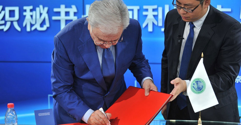 Alimov writes an inscription expressing his best wishes to Xinhuanet