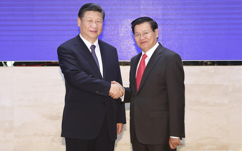 President Xi meets Lao PM in Vientiane