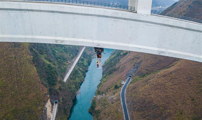 Workers examine railway bridge everyday for safety in China's Guizhou