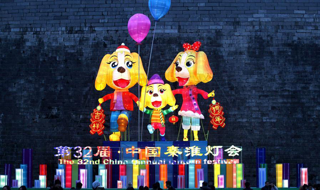 Visitors view lanterns ahead of 32nd Qinhuai Lantern Festival in Nanjing
