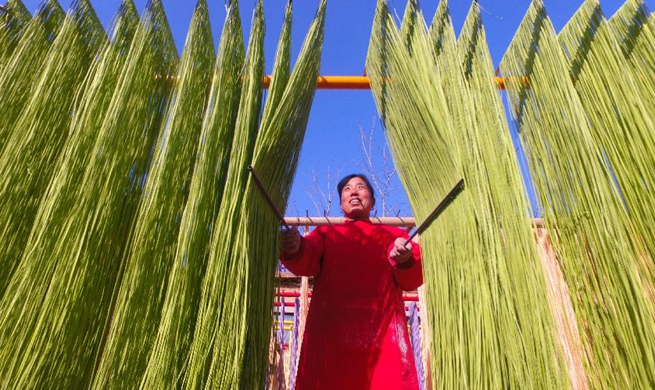 Villagers make dried noodles for coming Spring Festival