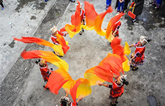 People perform dragon dance to celebrate Spring Festival in central China's Hunan